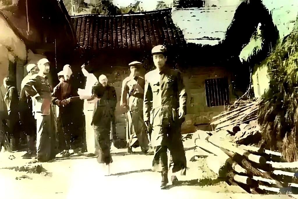 “爸，旧屋还没修，我先带把土回去。”1950年5月，毛岸英站在韶山冲那间漏瓦房前