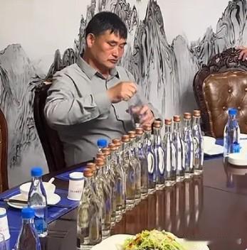 草根歌手大衣哥为什么会大受欢迎？这是演出结束后，接待方准备以名贵酒水接待，大衣哥