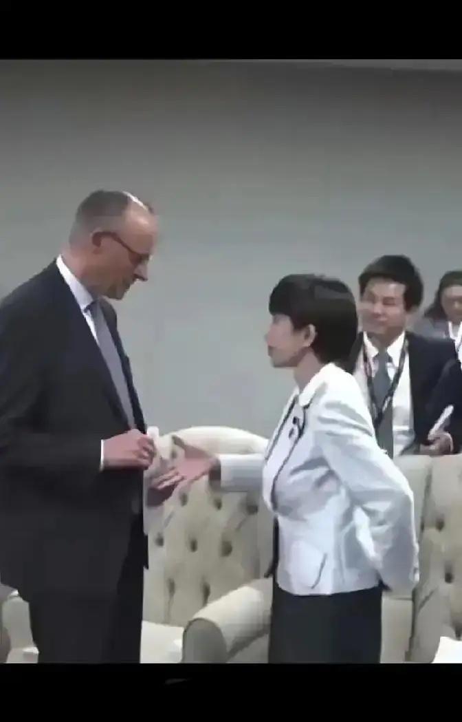 果不其然。
最近那场国际场合的握手戏，看得人血压都上来了——有人伸着手僵在半空6