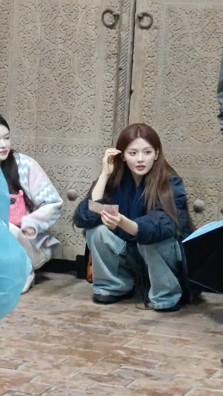 直观感受到杨超越的美，这还是路人的原相机拍的[爱慕]有些人天生就是适合做明星[思