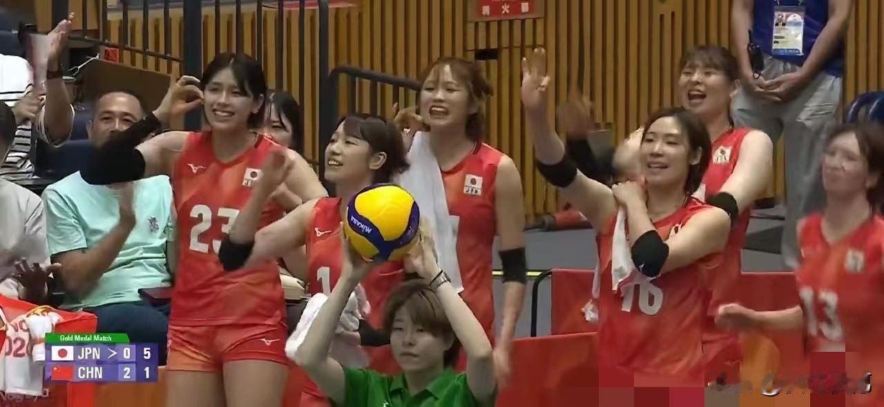 日本女排彻底尴尬了！
第三局10:2领先中国女排，日本场上球员、主教练以及替补席