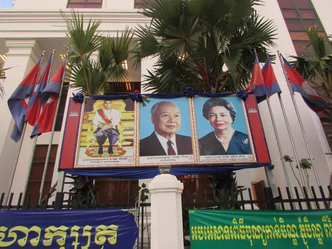 可怜倒霉的柬埔寨西哈努克国王，一生被不同的强国当傀儡使用。西哈努克，这个名字在世