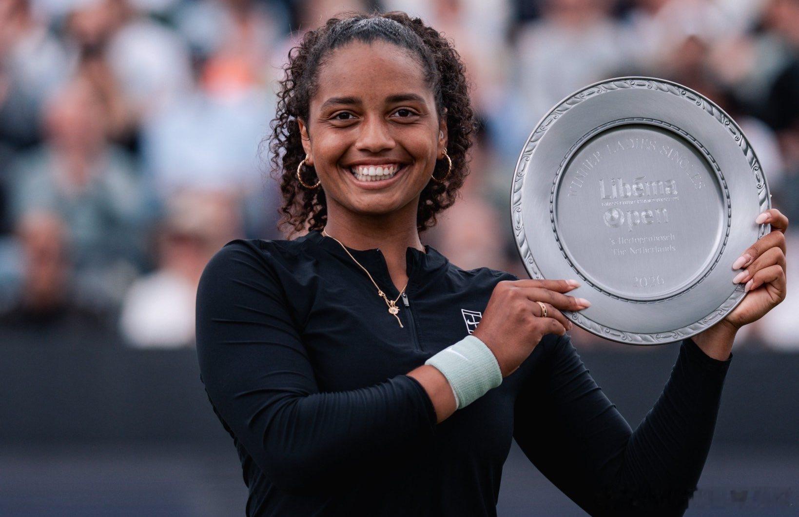 草地赛季首周冠军榜单 ✨🌱🏆 ATP250斯图加特站：本·谢尔顿 🇺🇸?