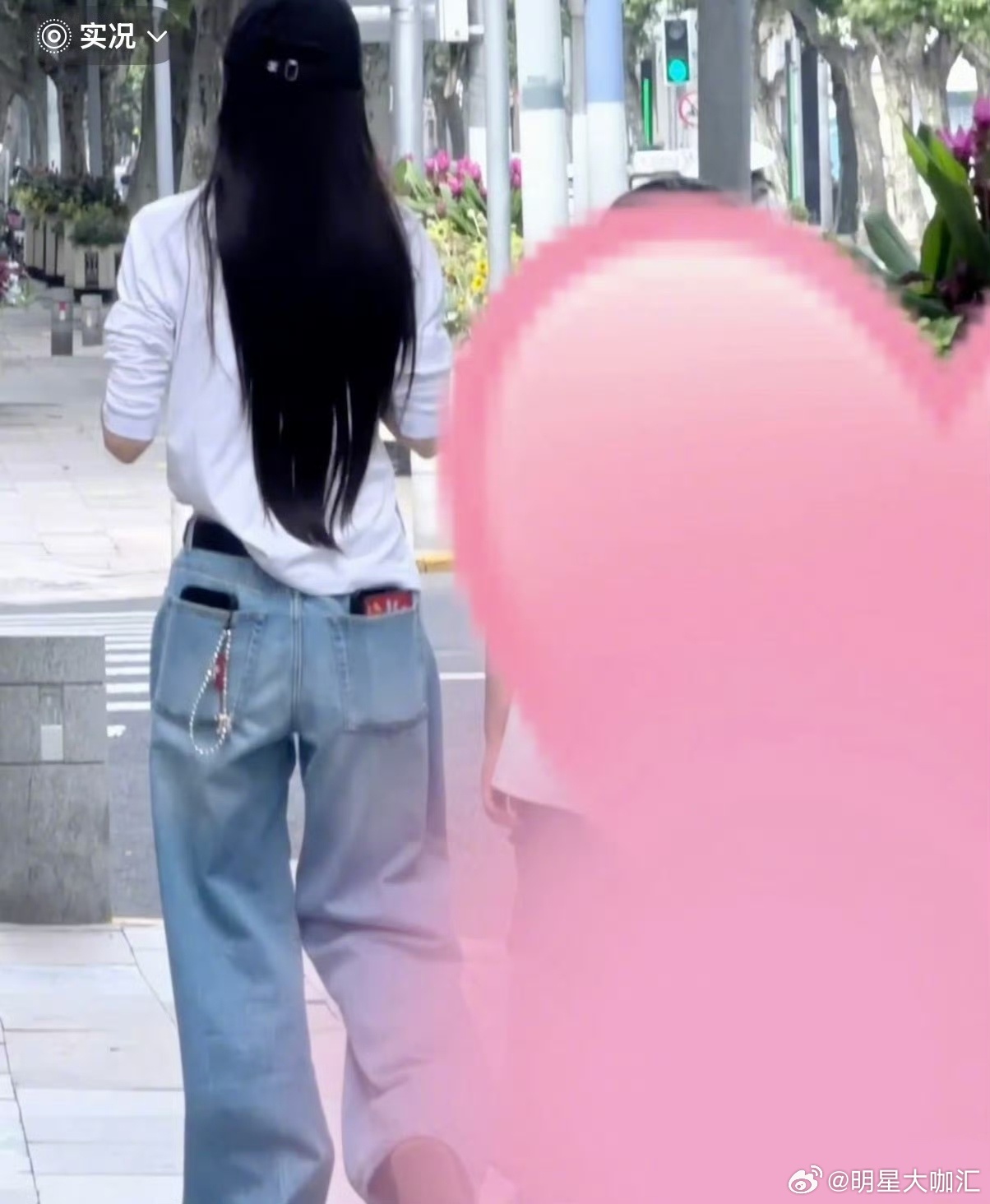 上海街头偶遇了angelababy网友上海偶遇angelababy散步路人偶遇漫