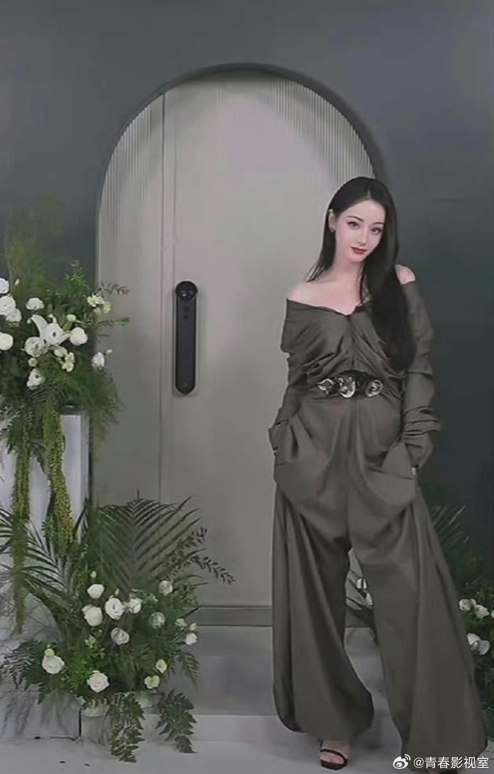 无意冒犯、迪丽热巴是怀了还是衣服有问题？怎么会比旁边的中年男士还显胖？ ​​​