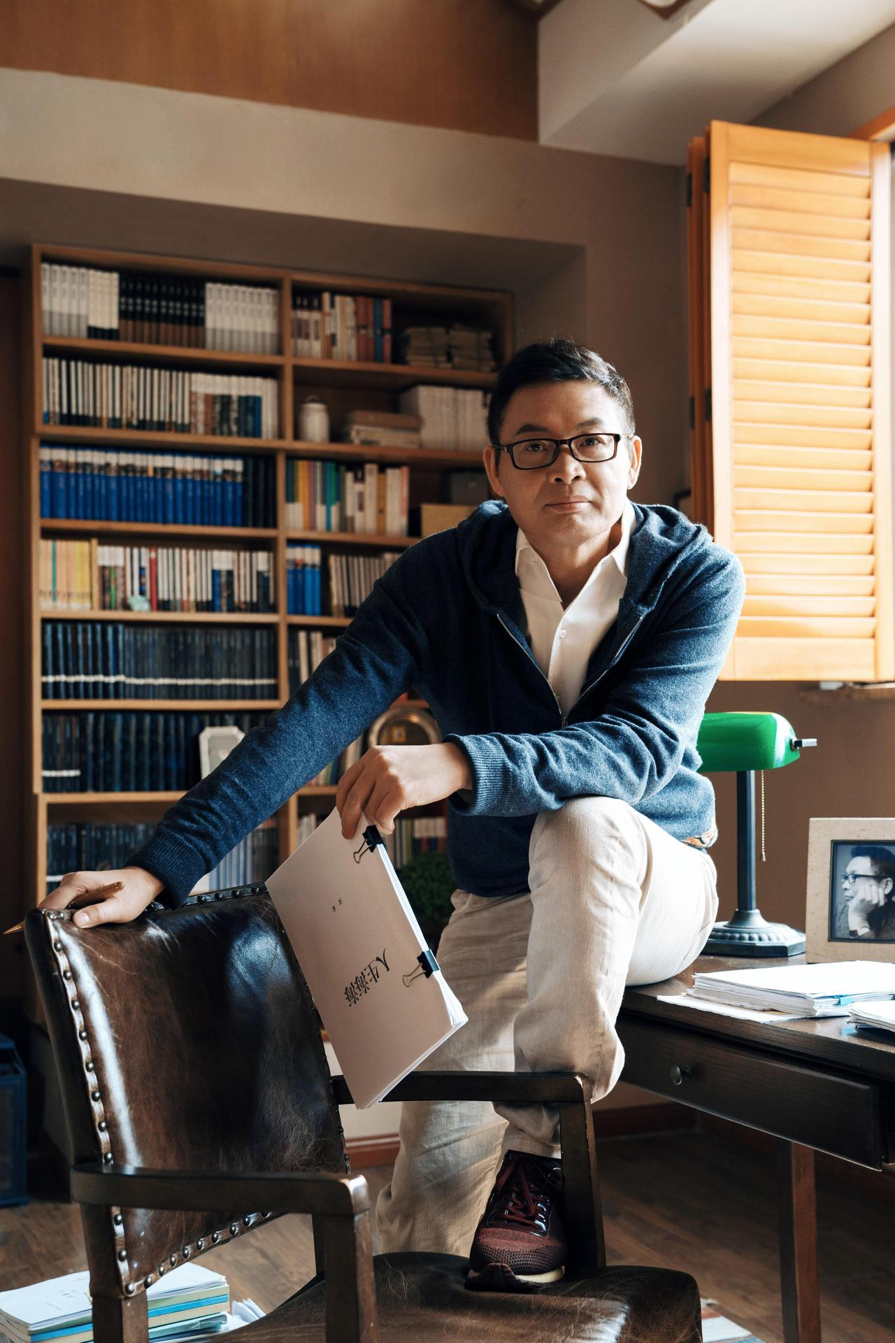 麦家，原名蒋本浒，1964年出生于现在的浙江省杭州市富阳区大源镇蒋家村，是小说家