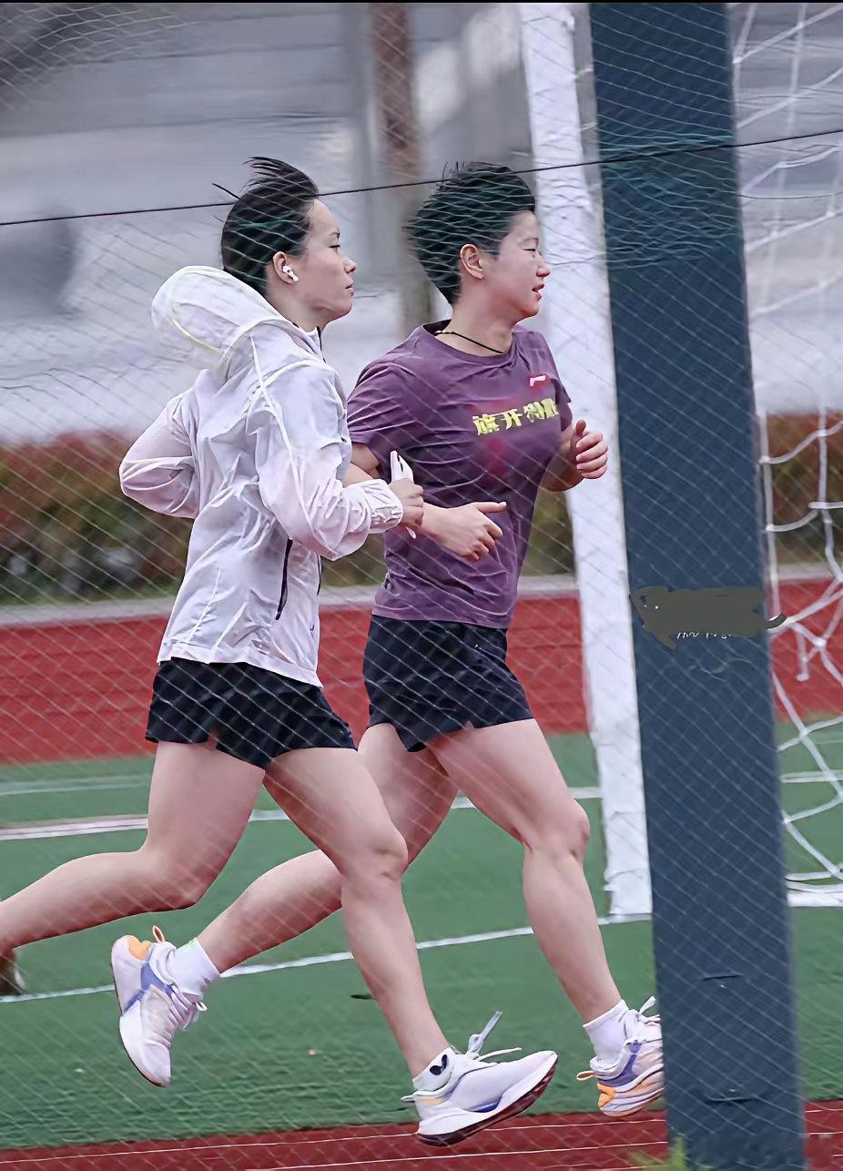 孙颖莎跑出了青春美感，太帅了！这张孙颖莎的照片，拍出了莎莎的青春美、活力美和蓬勃