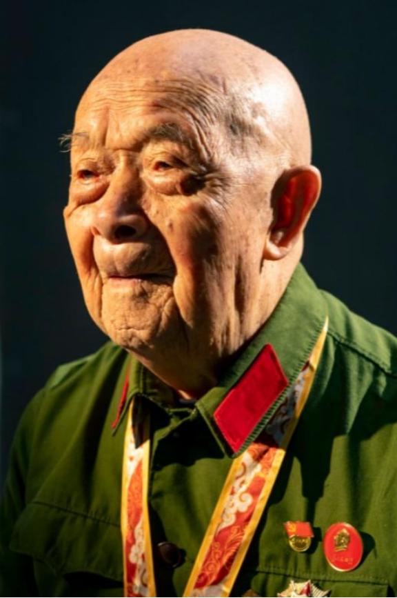 抗美援朝时，他一人歼敌400余人，立下汗马功劳，复员时，却因工作人员写错一字，苦