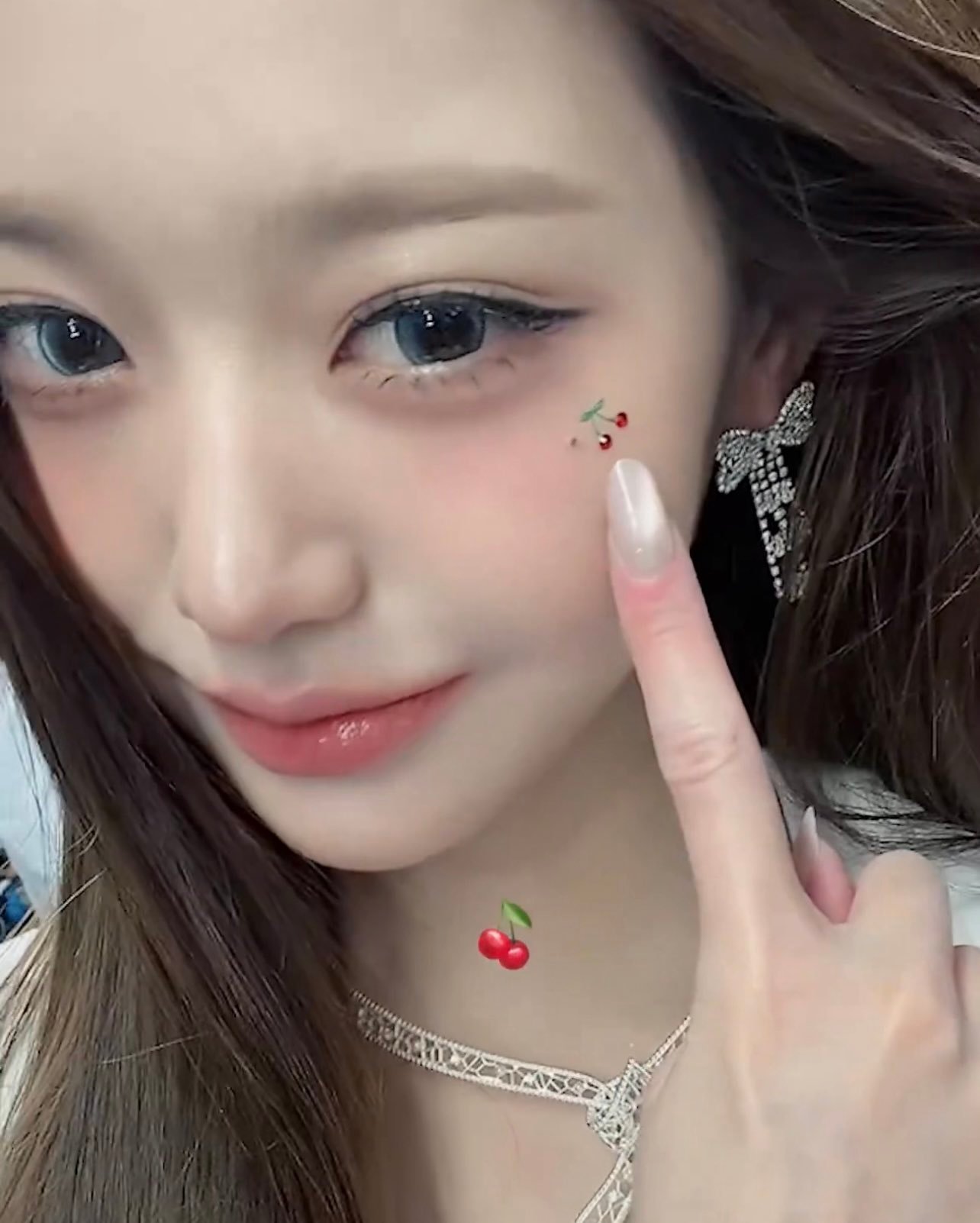 中爱樱桃贴纸的女孩🍒(՞⸝⸝o̴̶̷̥᷅  ̫ o̴̶̷᷄⸝⸝՞) 