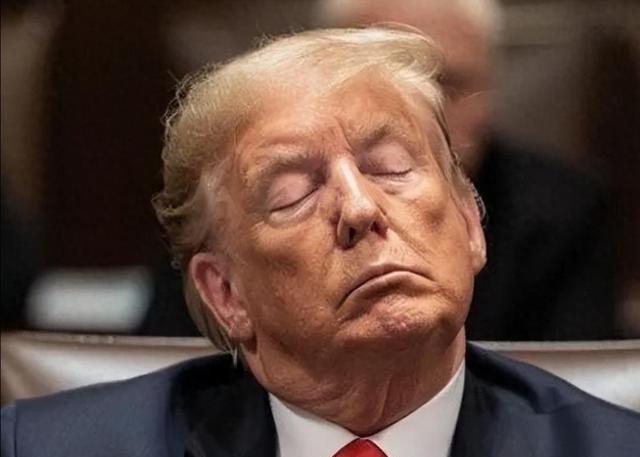 一艘装着美国卖给台湾第一批军火的货轮，正往台湾海峡开过来。美国那边放出狠话，说要