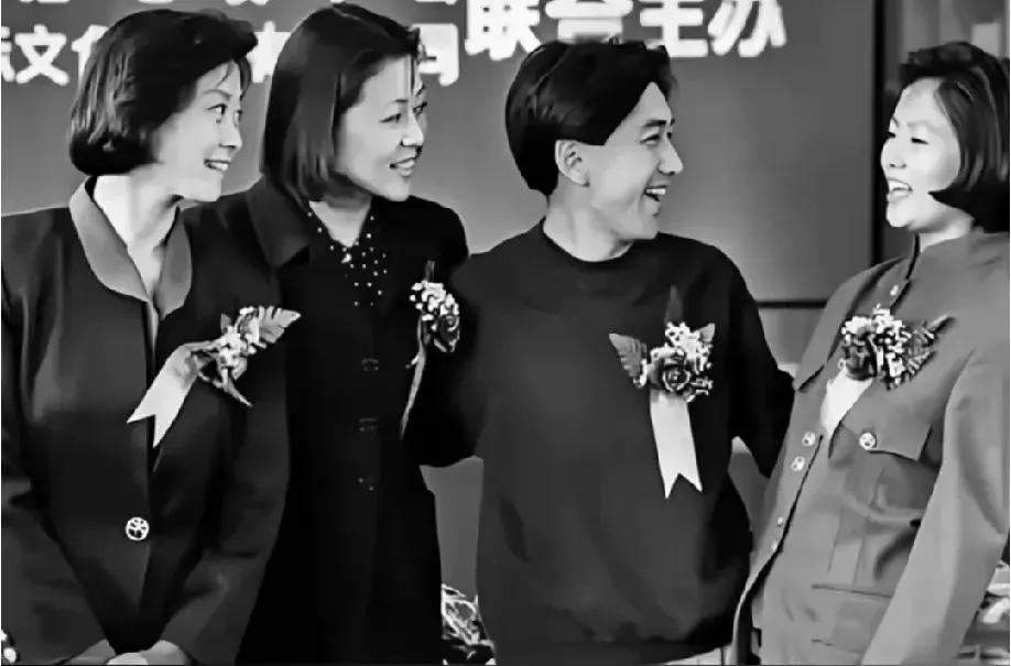 九十年代电视主持人的合影旧照。
那时的他们年轻有为、风华正茂，承载了一代人的记忆