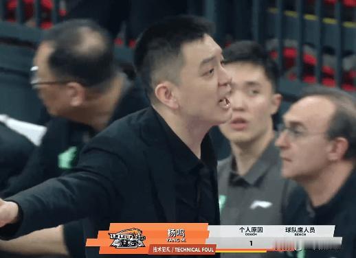 辽宁真丢人，威尔斯也不打了被驱逐，北京连续五个罚球，脾气怎么这么大



辽宁脾