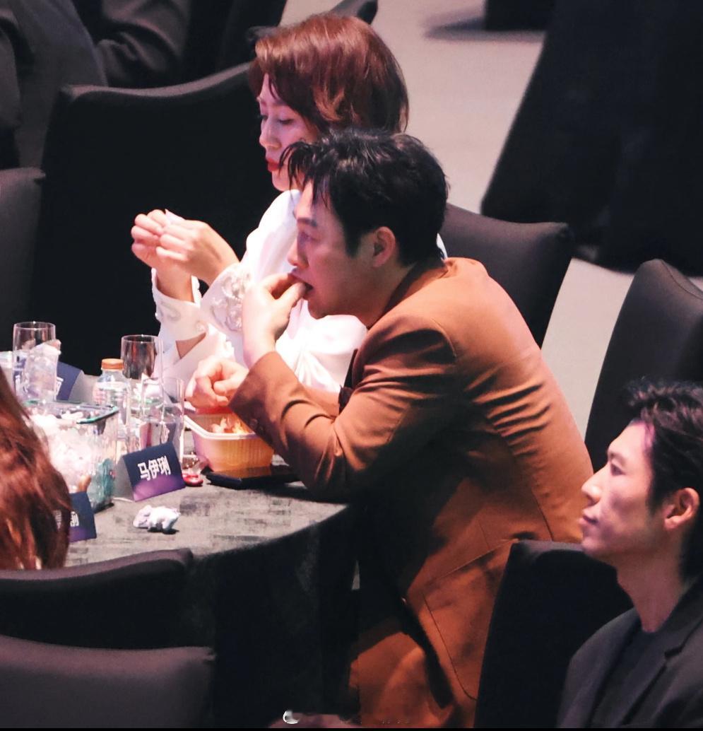 big胆，看给我们张颂文老师饿的把桌上零食吃了个遍[笑cry] 