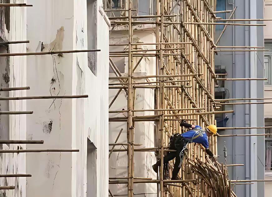 香港火灾中的竹脚手架：固化的利益困局拖垮城市进步

香港大埔宏福苑的五级大火，不