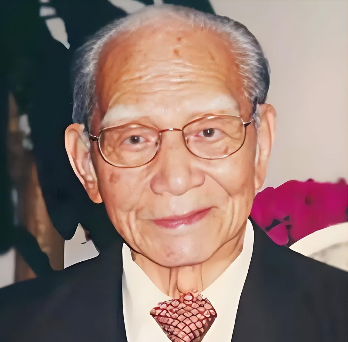 1949年，一名被俘的国民党副师长见到我军团长过来，立刻大喊：“老同学，我是自己