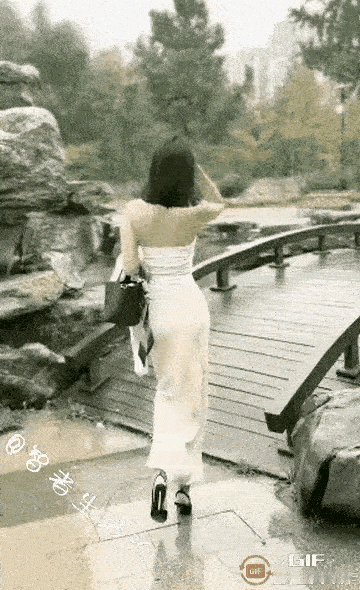 美女走上桥、身板一劲摇。下桥不小心、脚歪摔一跤。害的人心疼、就怕摔坏腰。