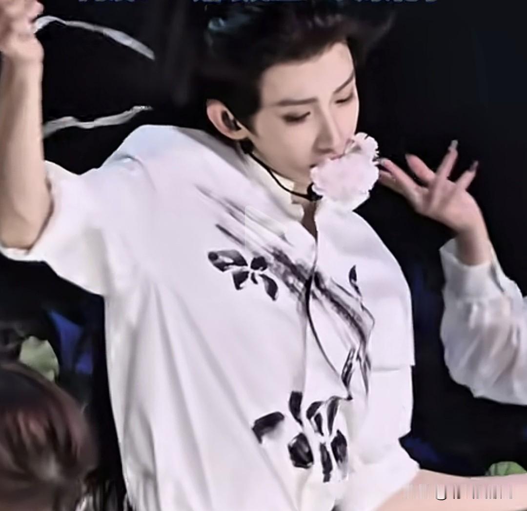 不知道为什么，任何时候看到这种台风比较女性化的男人，虽然我没有呕吐，但是心里是反