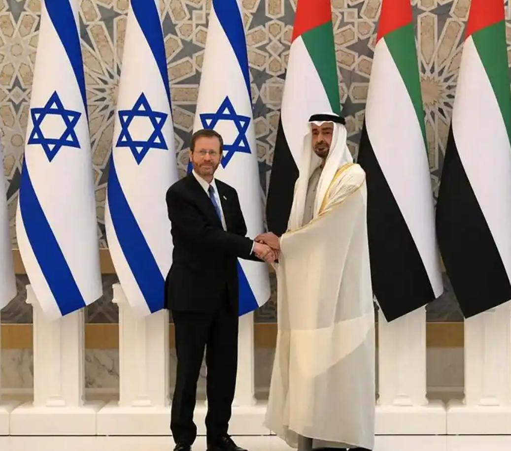 阿联酋越来越让人看不懂了。

所有的海湾国家都知道，即便是有军事基地，美国也保护