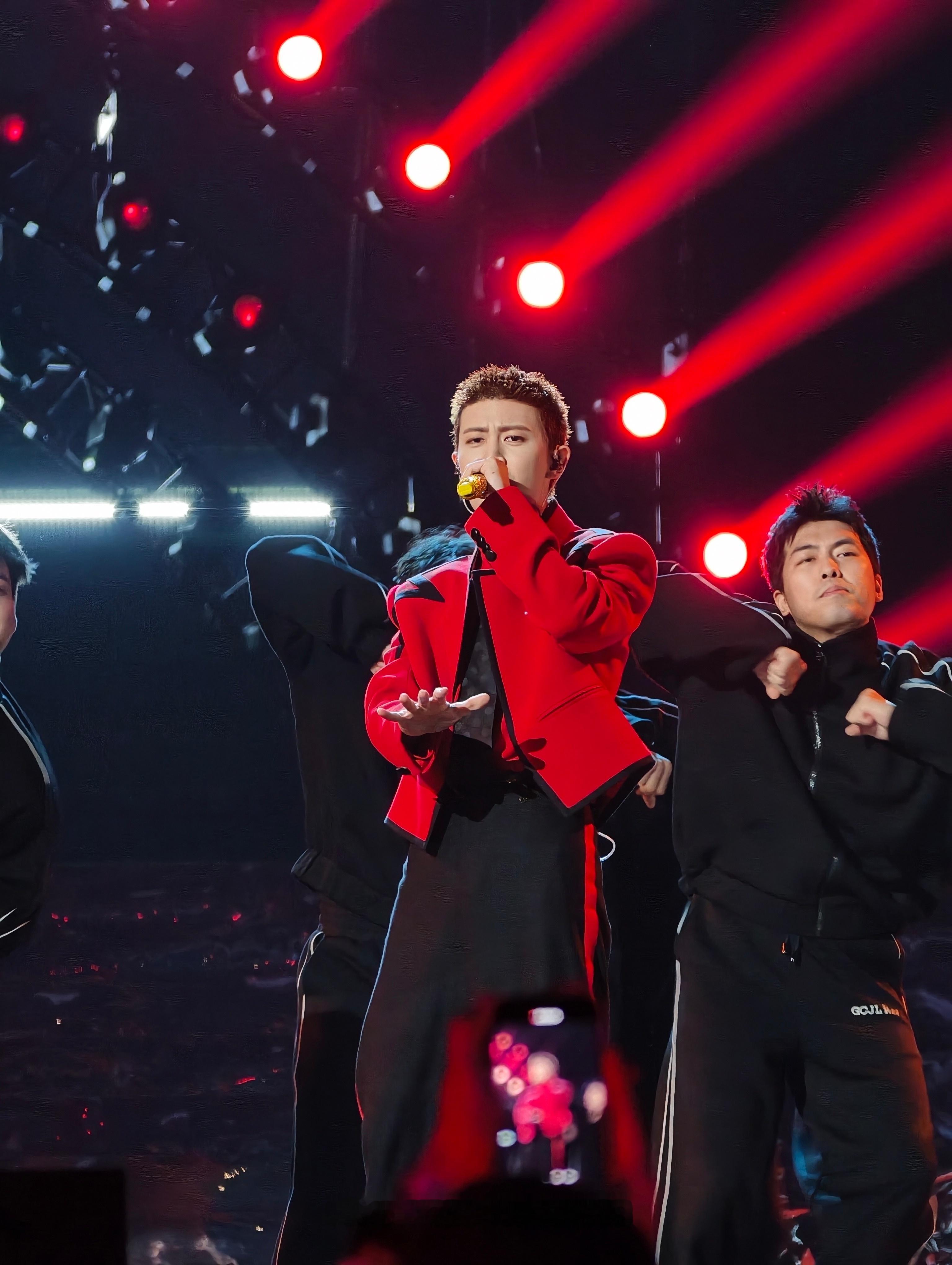 感受一下跨年夜任嘉伦的舞台表现力，不愧是全能艺人的优秀代表，太燃了！任嘉伦带着v