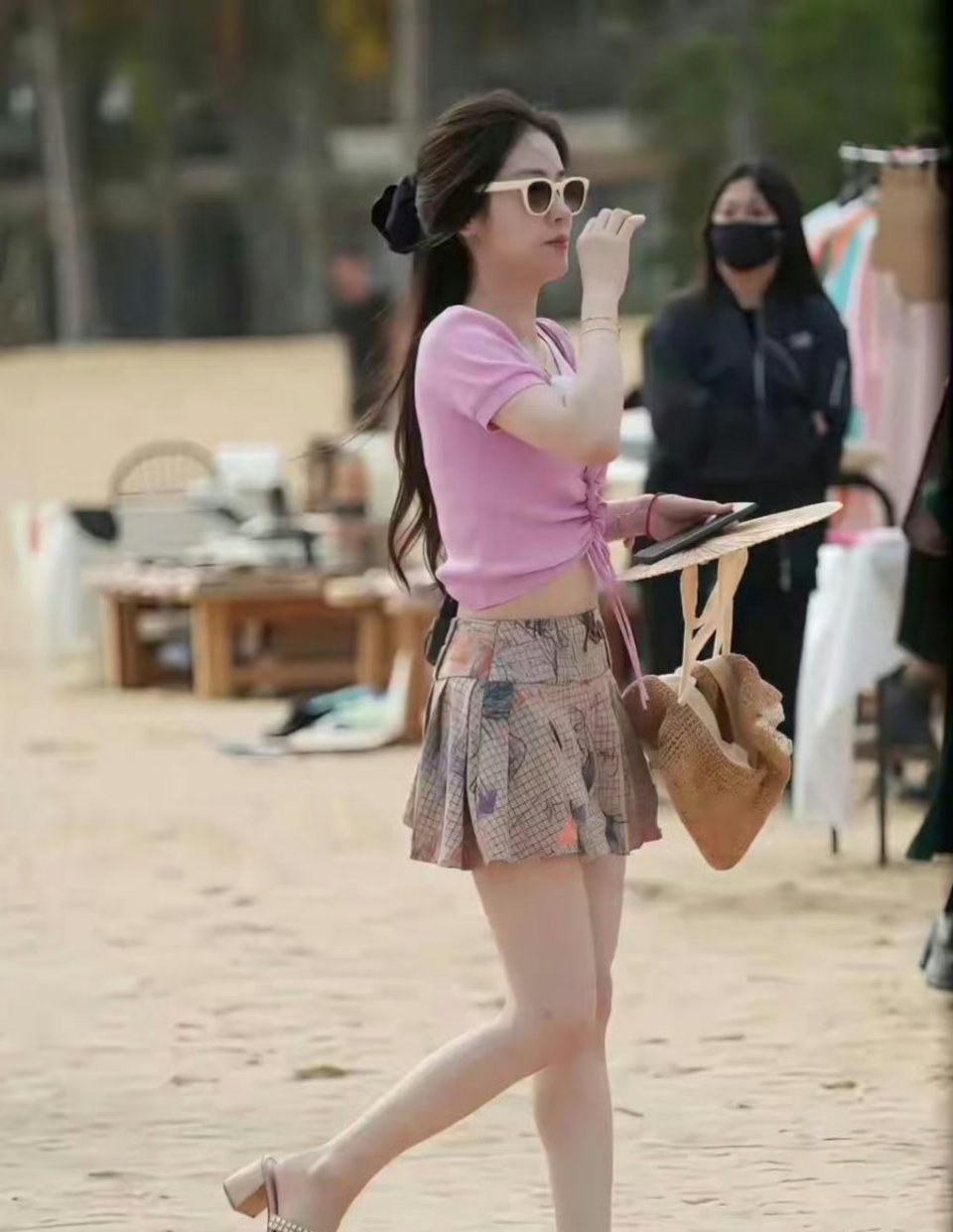 感觉张碧晨这种有点小肚子的才是正常健康身材把！ ​​​