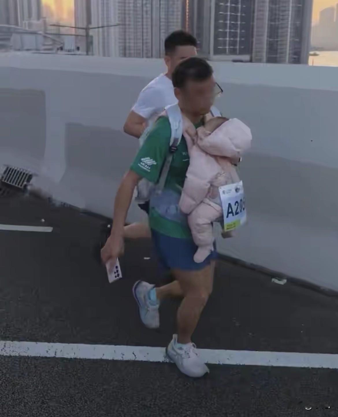 香港警方正展开一场跨境调查，要求一位已返回广西的内地跑者返港——因他在马拉松赛道