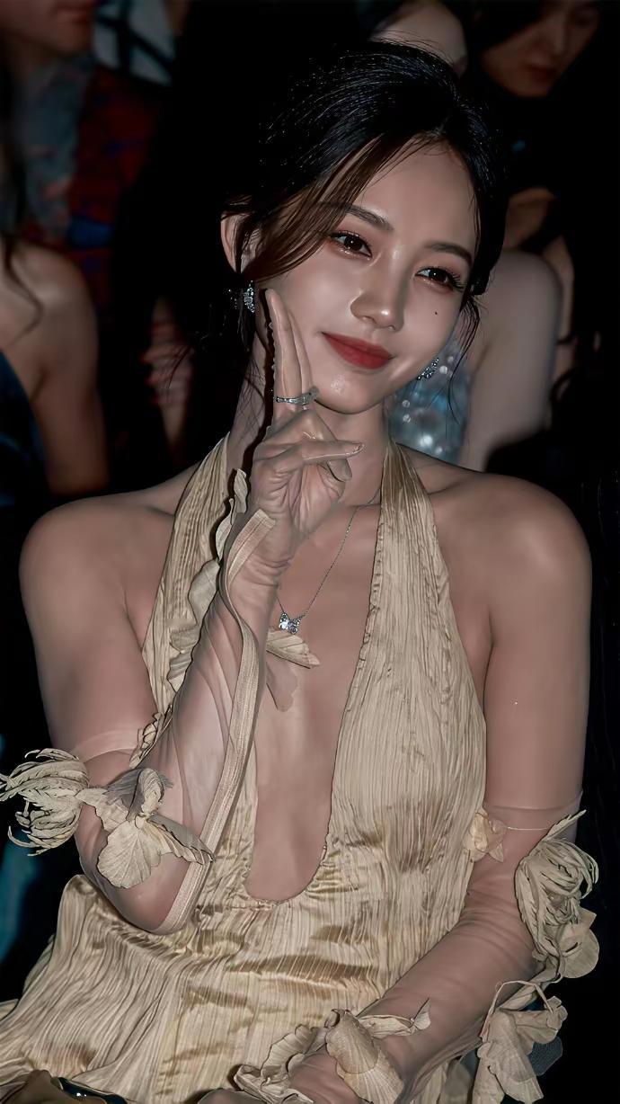 李一桐穿成这样