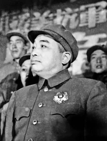 彭德怀在国内战争时期，打大仗尤其是大兵团作战的经验不如林彪、粟裕丰富，所以主席在