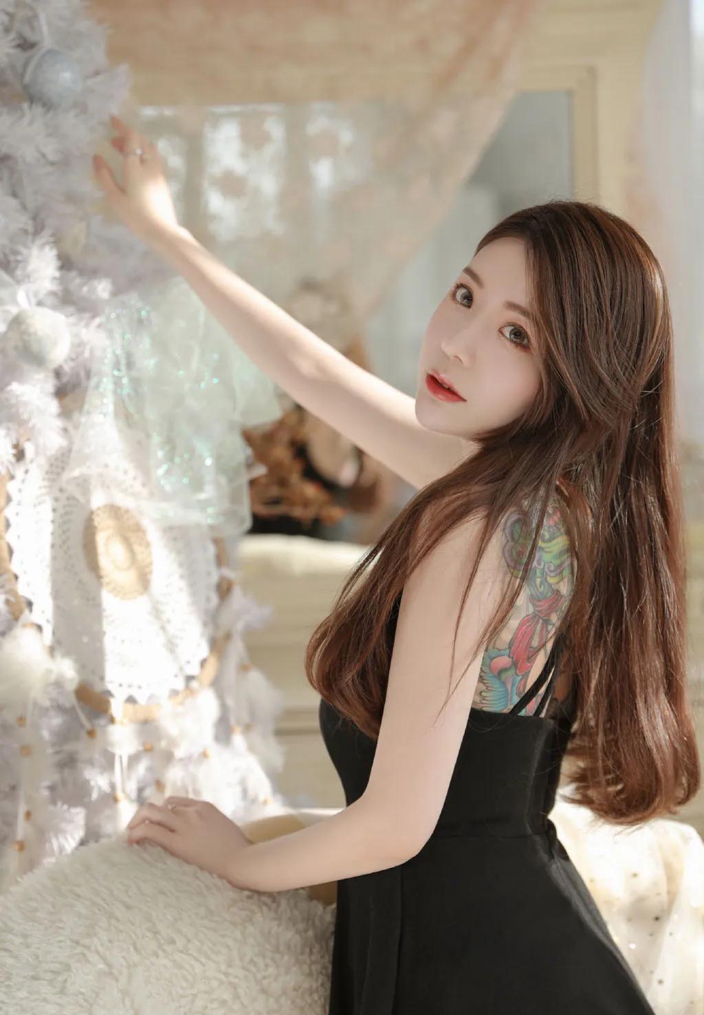 #绿柳摇风迎远客，你对下联#竹摇绿韵现深情