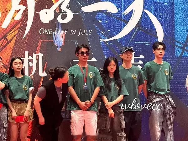 沈月、陈昊森、田栩宁新剧《七月的一天》开机现在田栩宁的热度比主演都高了[喵喵]田