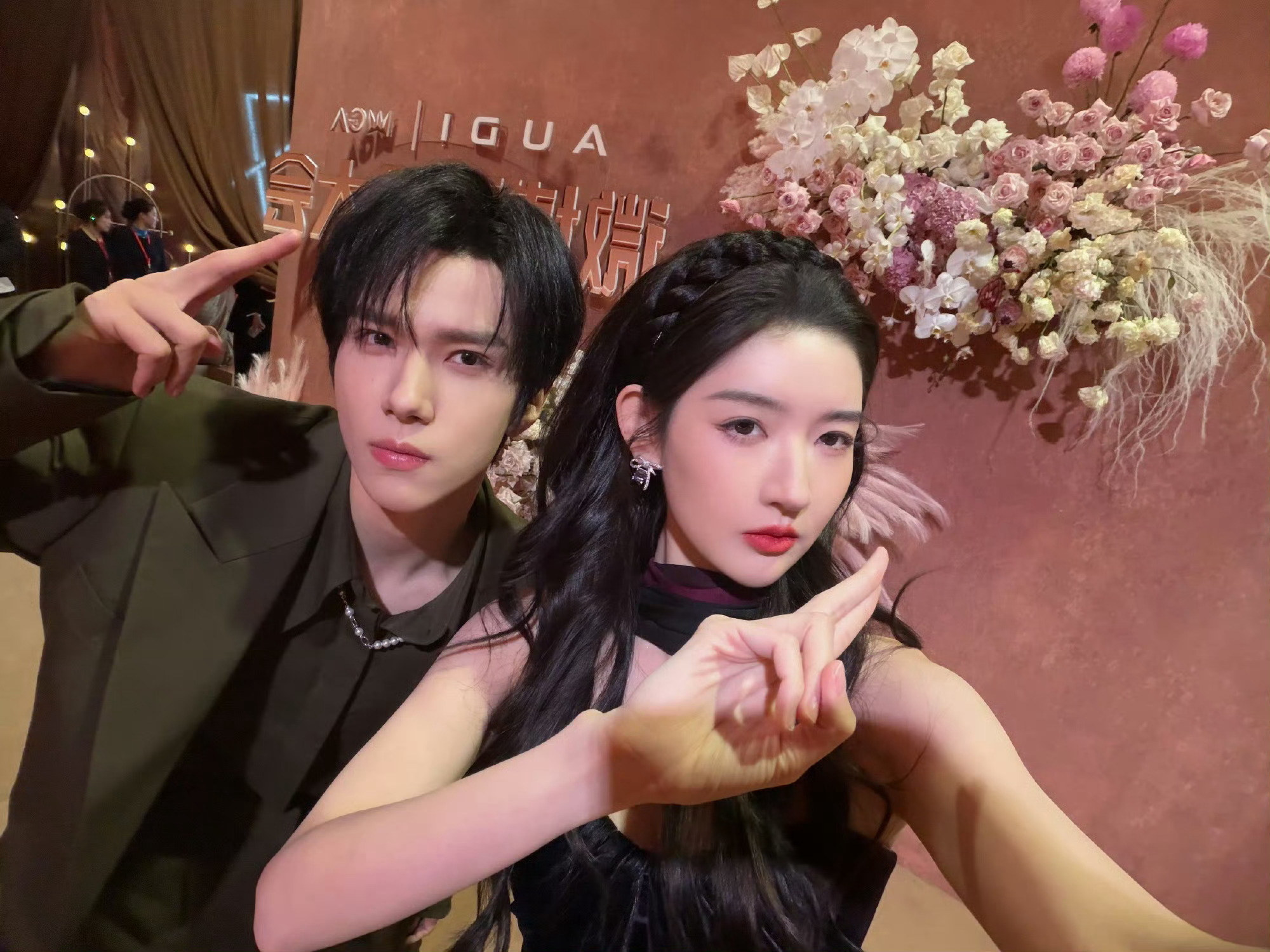 好好好社交悍匪又合照了[嘻嘻]王玉雯今天有没有把手机库存拍爆！ ​​​