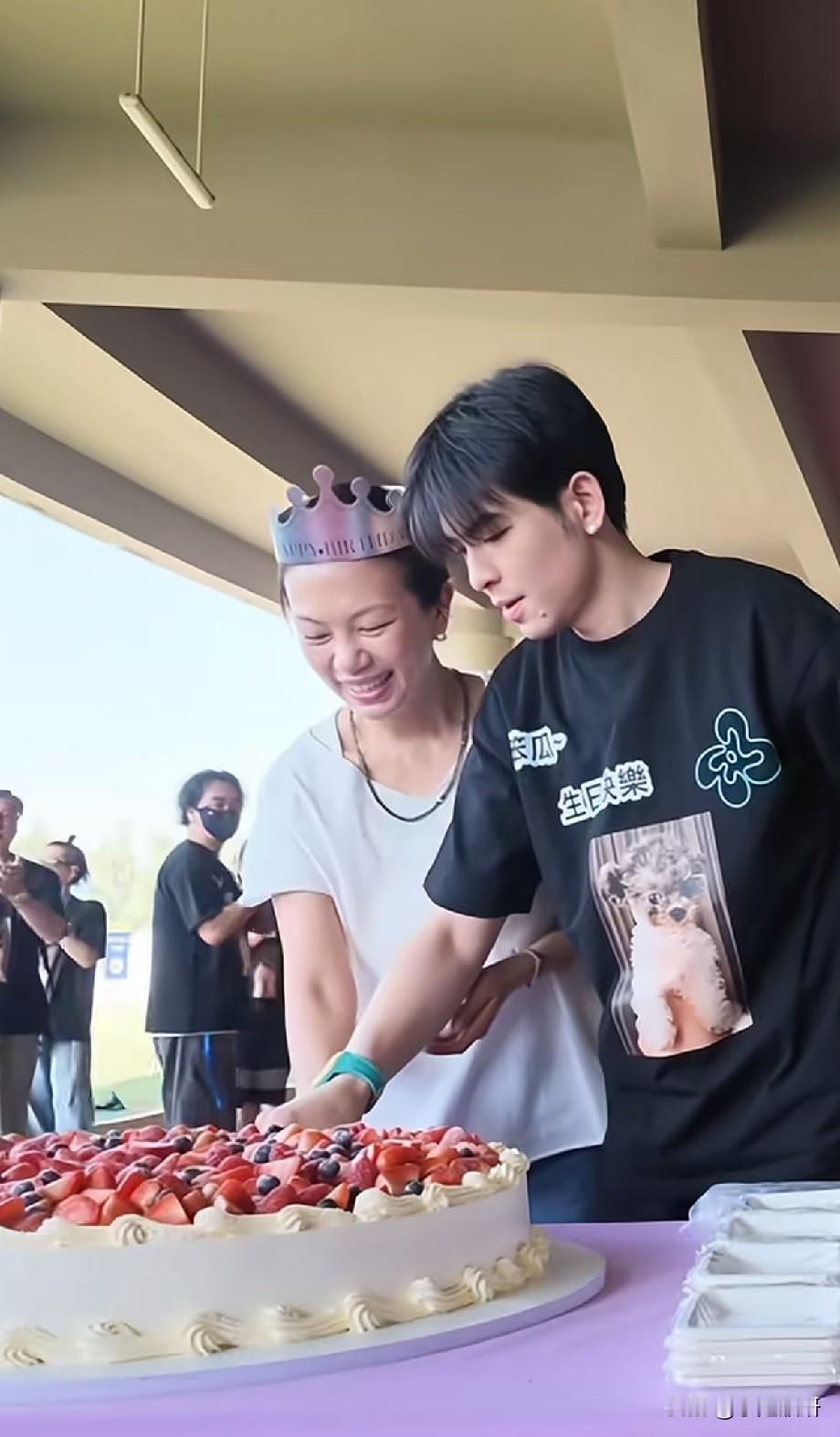 咸阳演唱会撞上老婆生日！萧敬腾后台偷偷庆生，满眼宠溺藏不住
 
近日萧敬腾咸阳演