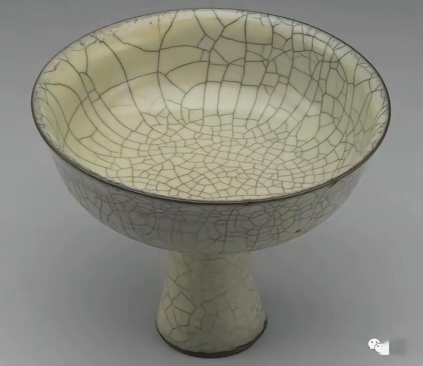 古朴典雅的裂纹釉碗，就像一本无言的史书，静静散发着历史的韵味。裂纹碗在宋代陶瓷中