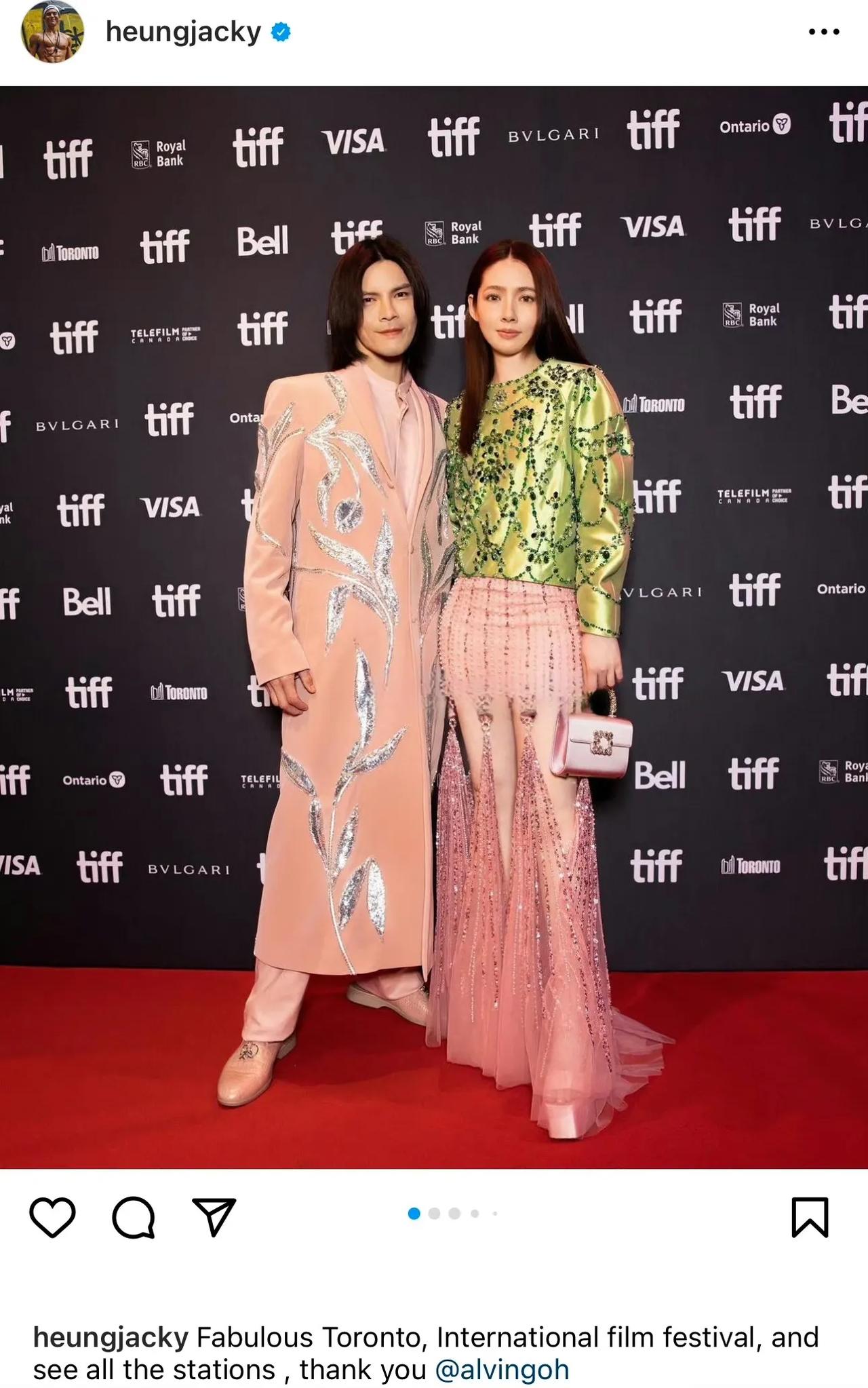 #娱评大赏#向佐和郭碧婷最新活动照被说像姐妹！

向左这发型有点一言难尽，之前得