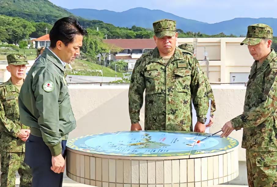 执意部署！三天连说两遍！小泉进次郎在那过国岛布置中程地对空导弹辩称是为了“防御”