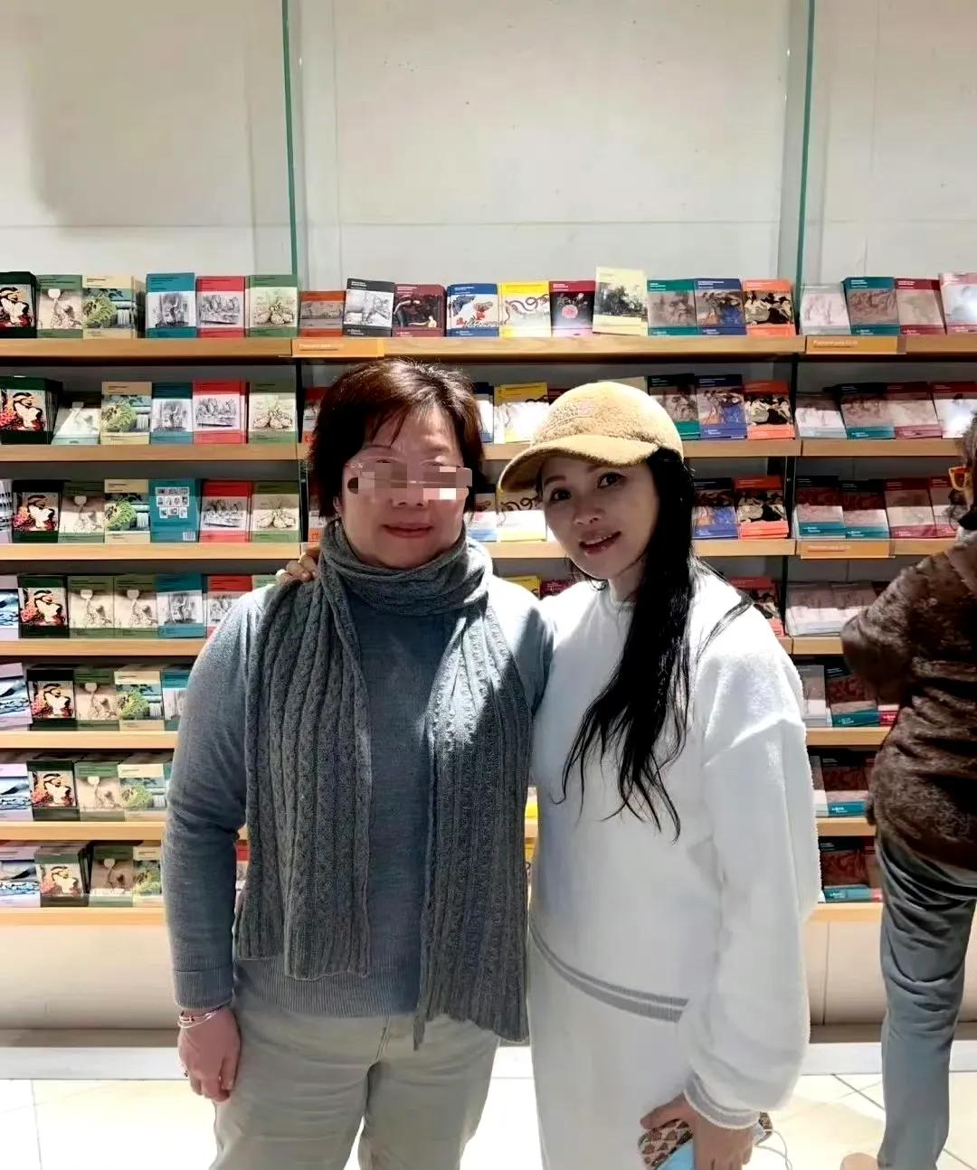 接近60岁的伊能静眼里有光，心中有爱，一副热爱生活充满信心的模样，她活成了女人都