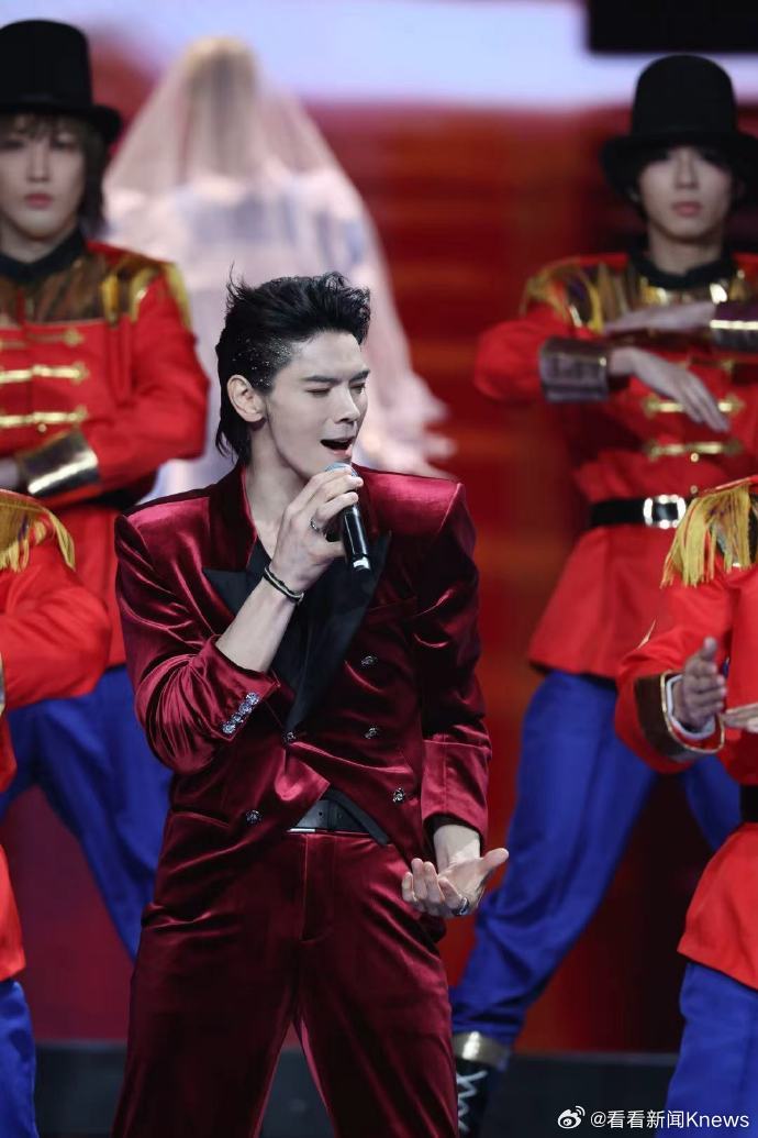 #微短剧品质盛典今晚播出#小小透露一波舞台美照——的舞台高光集锦来袭！今晚21: