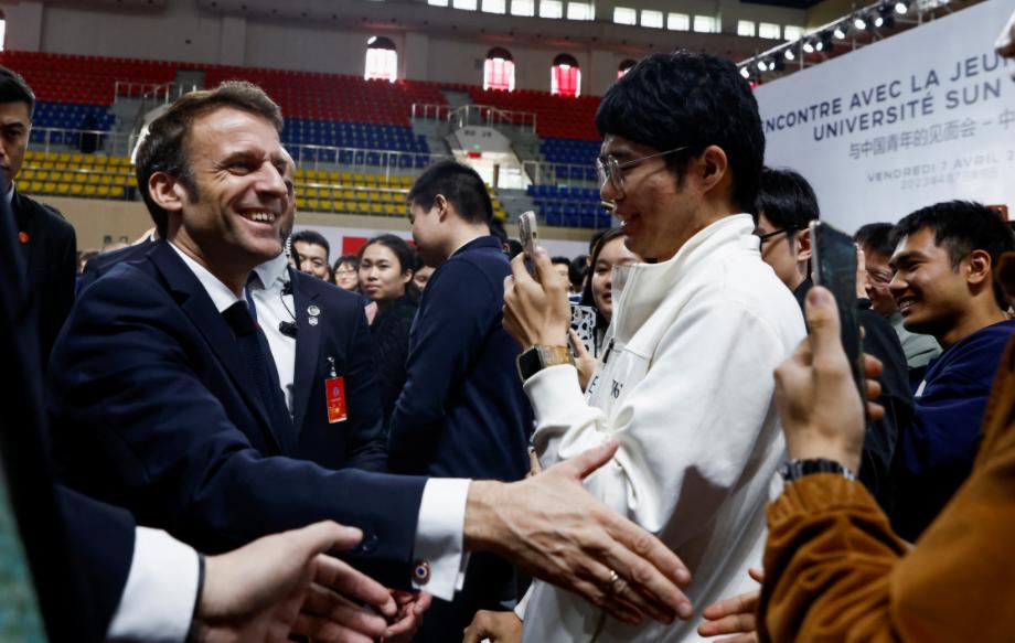 这下好了，
 
全世界都知道了，法国总统马克龙访问中国，居然在现场签约了合作文件