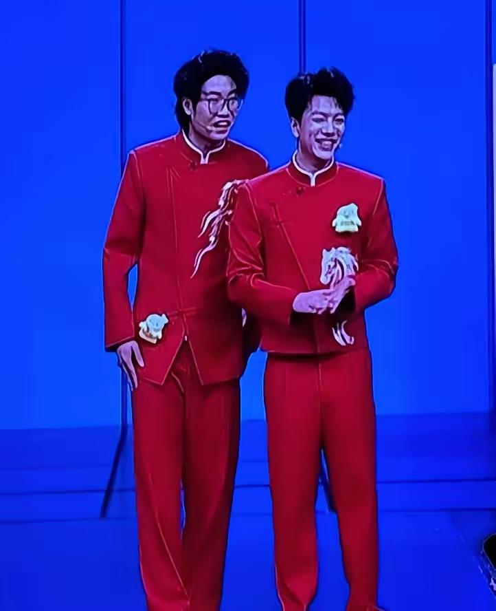 春晚上这两个人的表现怎么样呢？这到底是表演了个什么呢？真的是带资进组吗？