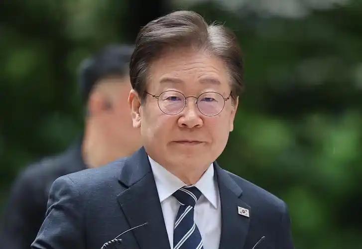 历史 “翻篇” 了？
韩国公开承认和日本讨论军事合作，与中国不同调

6 月初，