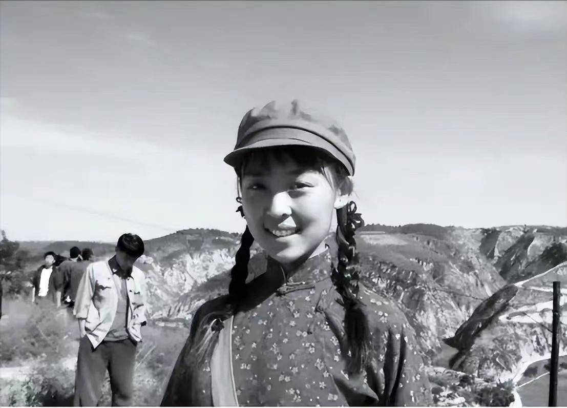 [微风]1969年，知青张梅香被公社副主任黄书良叫到办公室。一进门，黄书良就从身