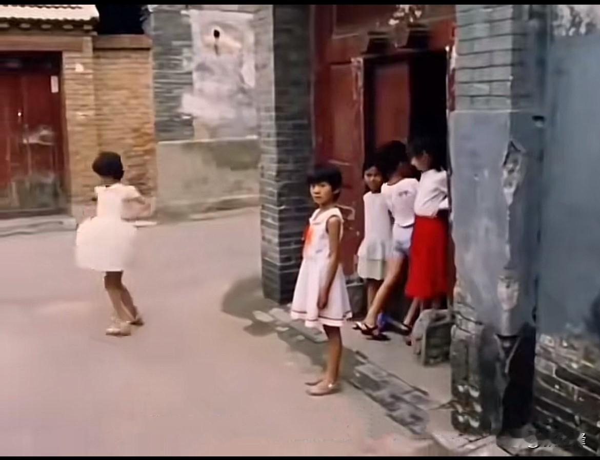 八十年代的小巷子是这个样子的：
八十年代印象 你还记得曾经生活和玩耍的街巷是什么