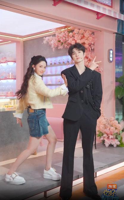 李沁陈哲远hi6拍照打卡ie分明 你好星期六 李沁和陈哲远同框啦，i人e人拍照打