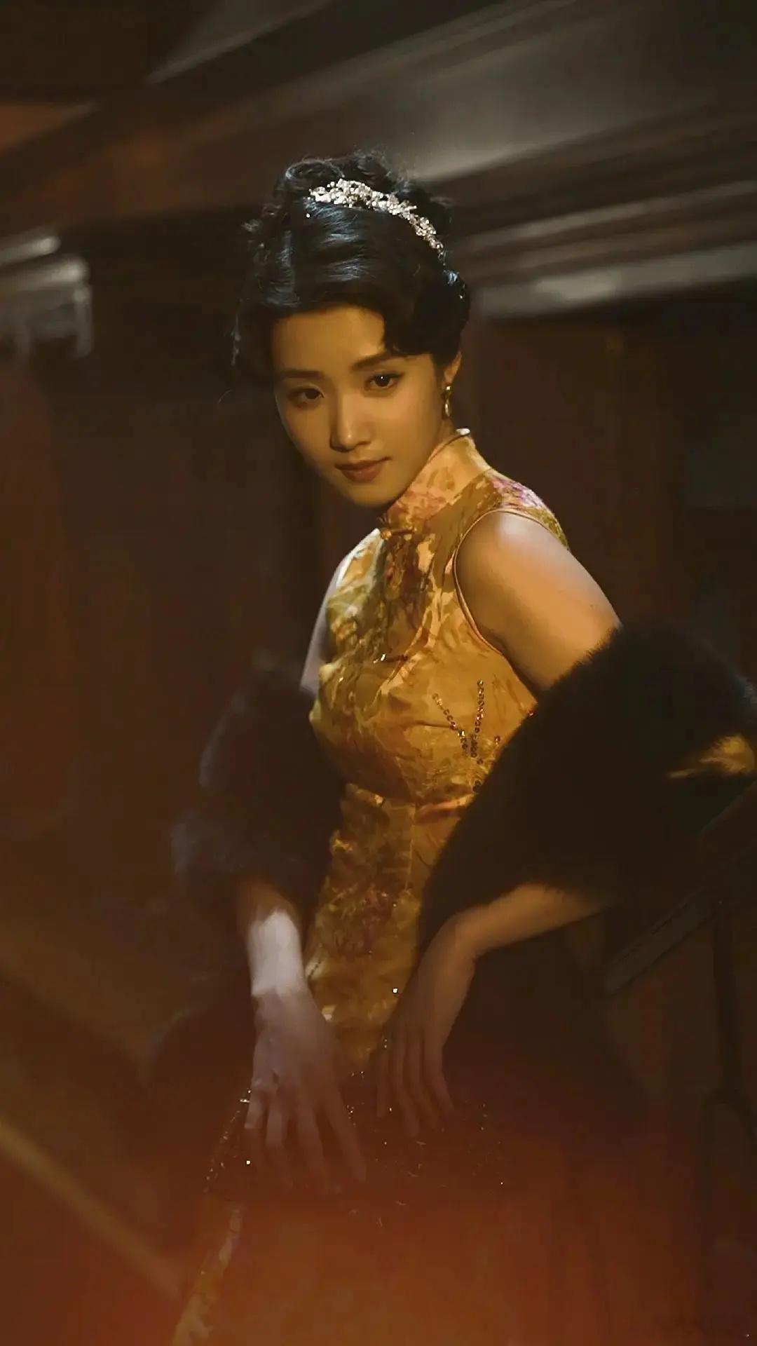卢昱晓好像不太适合旗袍耶 ​​​