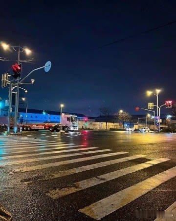 灯是自己点亮的，路是自己走通的。 晚安~[月亮] ​​​