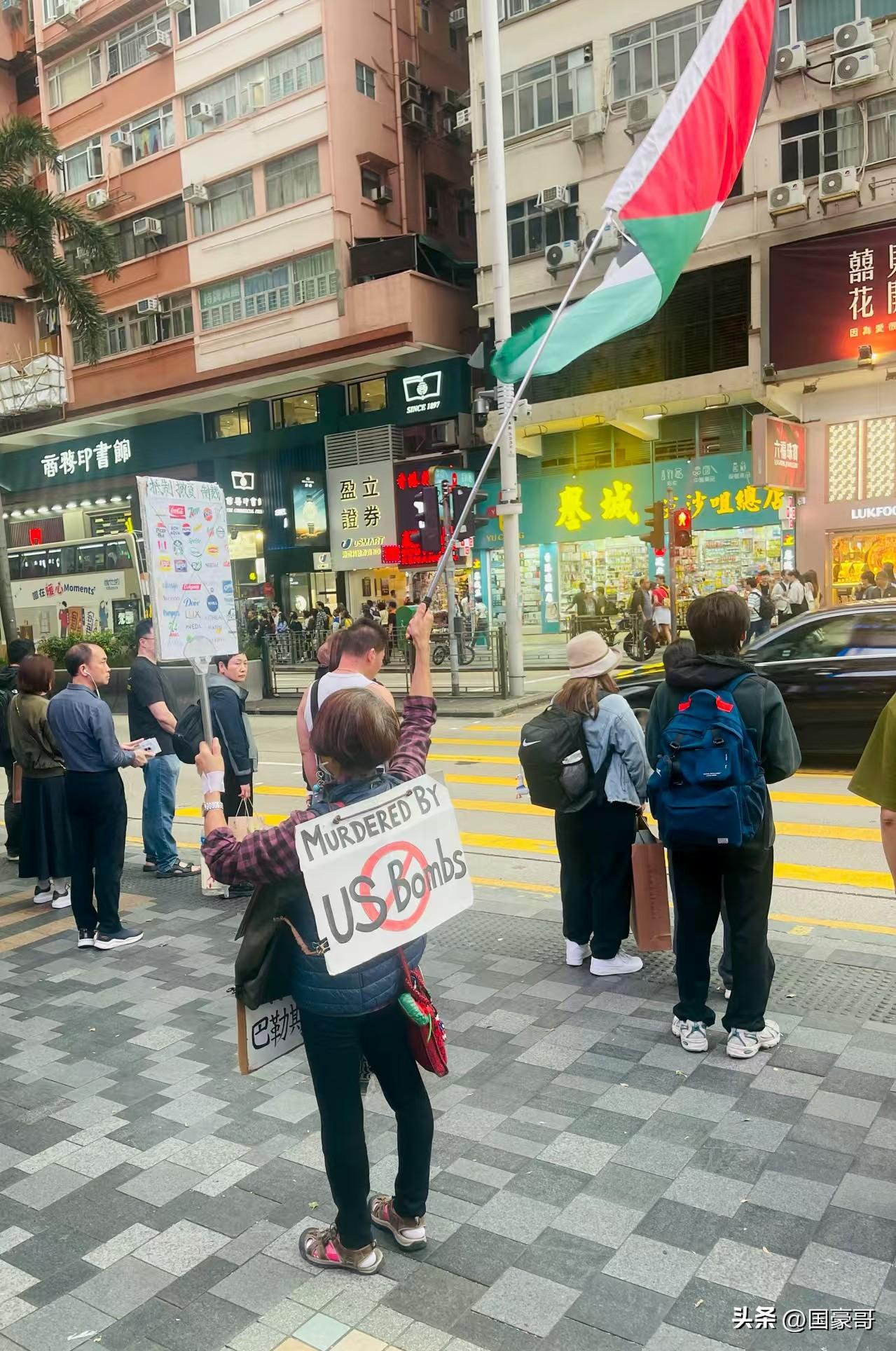 这是网友近日在香港拍到的一幕。
虽然我们只能看到背影，但还是能够看出来是个瘦小的