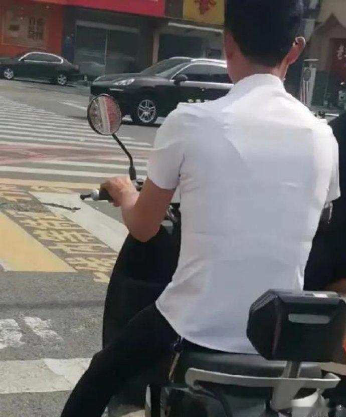 天哪，他为什么要这么穿啊？在家里穿穿也就算了，穿出门不会觉得尴尬吗？ 