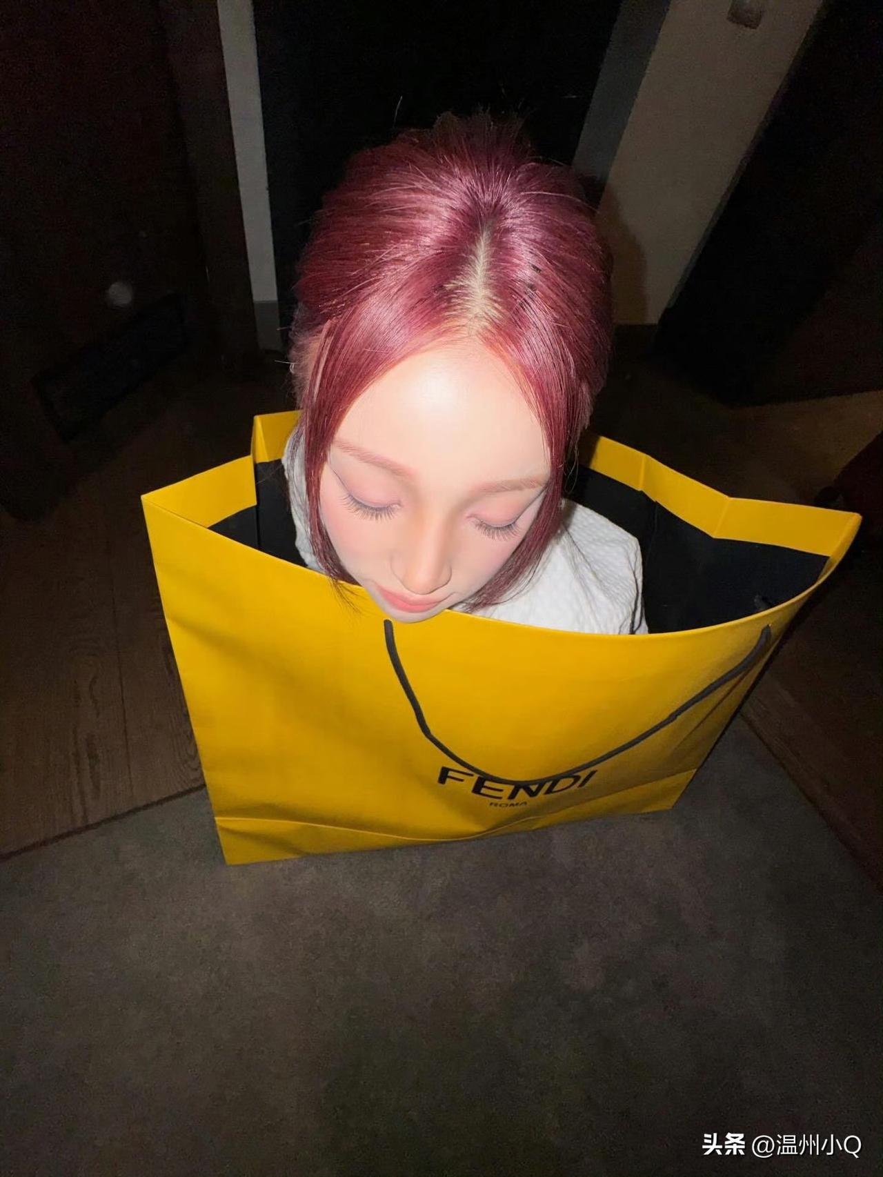 宋雨琦这么娇小的吗，直接把自己装进了购物袋里。话说回来，图一视角出片还挺吓人的。