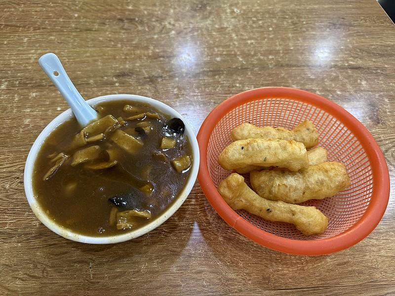 河南的早餐不太健康，多是重油重辣，添加剂太多，饱腹感强却营养价值低，卫生状况也一