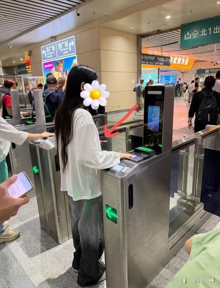 她是不是觉得她很酷啊？
吸烟 二手烟 公共场合
