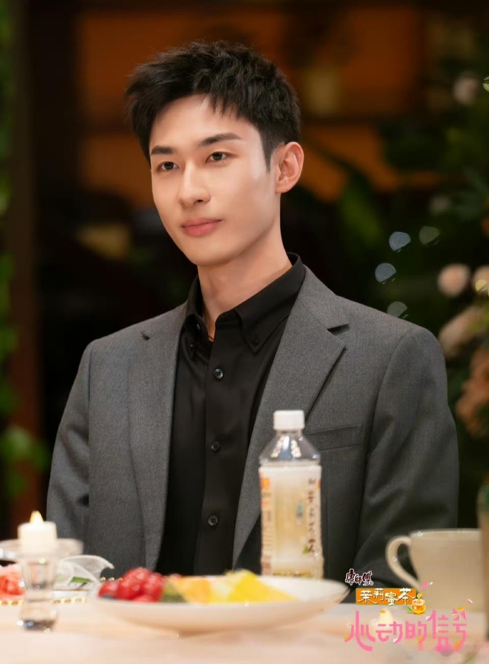 恋综男嘉宾抓蚊子莫名其妙的胜负欲：心动8晚宴迷惑行为大赏！焦峙衡王乐晨突然化身“